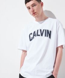 Calvin Klein | ユニセックス バーシティロゴ Tシャツ(Tシャツ/カットソー)
