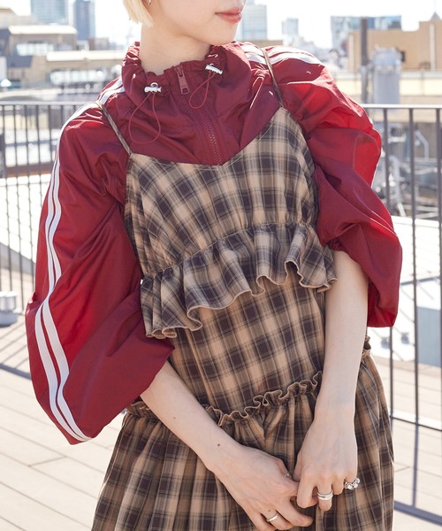 w closet（ダブルクローゼット）の「袖ラインナイロンジャケット（ブルゾン・レディース・ネイビー/サックスブルー/オフホワイト/エンジ/ブラック/カーキ・FREE）」の6枚目の写真