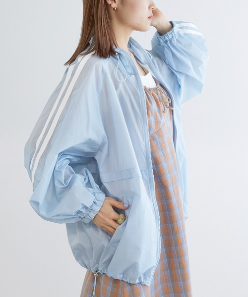 w closet（ダブルクローゼット）の「袖ラインナイロンジャケット（ブルゾン・レディース・ネイビー/サックスブルー/オフホワイト/エンジ/ブラック/カーキ・FREE）」の5枚目の写真