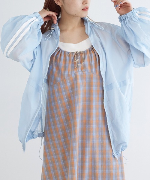 w closet（ダブルクローゼット）の「袖ラインナイロンジャケット（ブルゾン・レディース・ネイビー/サックスブルー/オフホワイト/エンジ/ブラック/カーキ・FREE）」の7枚目の写真