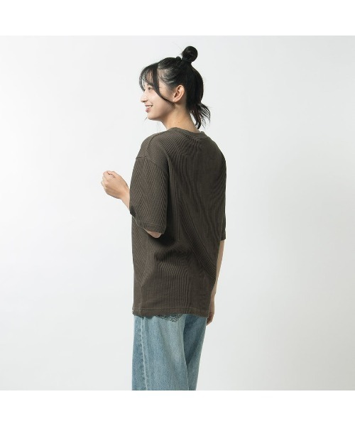 Reebok(リーボック)の「クラシック テクスチャー Tシャツ / CLASSIC WDE TEXTURE TEE(Tシャツ/カットソー・メンズ・ブラック/ダークブラウン・MEDIUM/LARGE/SMALL/XX-LARGE/X-LARGE/X-SMALL)」の9枚目の写真