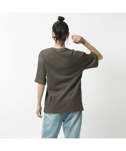 Reebok(リーボック)の「クラシック テクスチャー Tシャツ / CLASSIC WDE TEXTURE TEE(Tシャツ/カットソー・メンズ・ブラック/ダークブラウン・MEDIUM/LARGE/SMALL/XX-LARGE/X-LARGE/X-SMALL)」の10枚目の写真