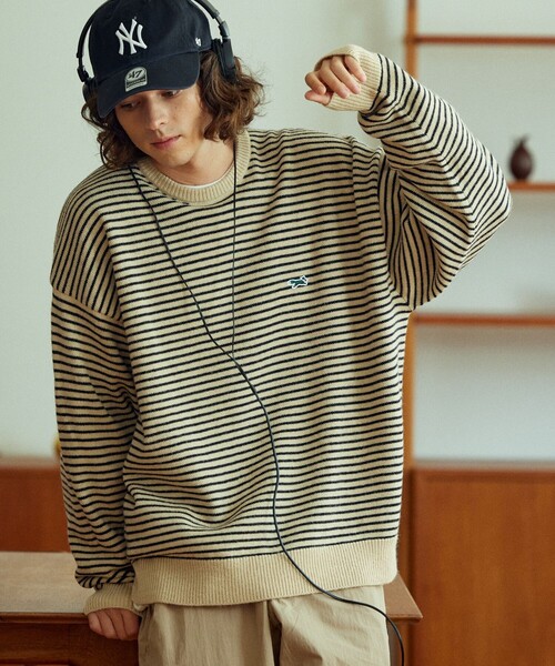 TOWNCRAFT（タウンクラフト）の「TOWN CRAFT/タウンクラフト 別注 リラックスフィット ワンポイントロゴ クルーネックニットプルオーバー/ロゴニット/ビックシルエット/アクリルニット（ニット/セーター・メンズ・ベージュ/ブラック/ホワイト/サックスブルー/オレンジ/グリーン/チャコール・MEDIUM/LARGE）」の2枚目の写真