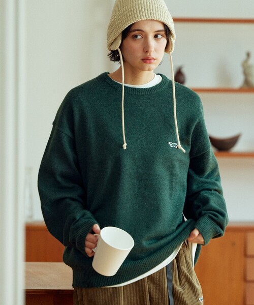 TOWNCRAFT（タウンクラフト）の「TOWN CRAFT/タウンクラフト 別注 リラックスフィット ワンポイントロゴ クルーネックニットプルオーバー/ロゴニット/ビックシルエット/アクリルニット（ニット/セーター・メンズ・ベージュ/ブラック/ホワイト/サックスブルー/オレンジ/グリーン/チャコール・MEDIUM/LARGE）」の5枚目の写真