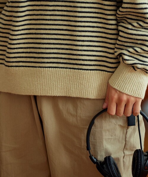 TOWNCRAFT（タウンクラフト）の「TOWN CRAFT/タウンクラフト 別注 リラックスフィット ワンポイントロゴ クルーネックニットプルオーバー/ロゴニット/ビックシルエット/アクリルニット（ニット/セーター・メンズ・ベージュ/ブラック/ホワイト/サックスブルー/オレンジ/グリーン/チャコール・MEDIUM/LARGE）」の21枚目の写真