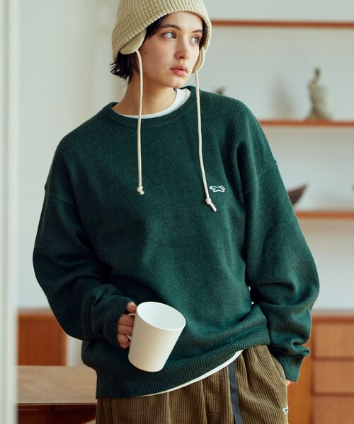 TOWNCRAFT（タウンクラフト）の「TOWN CRAFT/タウンクラフト 別注 リラックスフィット ワンポイントロゴ クルーネックニットプルオーバー/ロゴニット/ビックシルエット/アクリルニット（ニット/セーター・メンズ・ベージュ/ブラック/ホワイト/サックスブルー/オレンジ/グリーン/チャコール・MEDIUM/LARGE）」の16枚目の写真