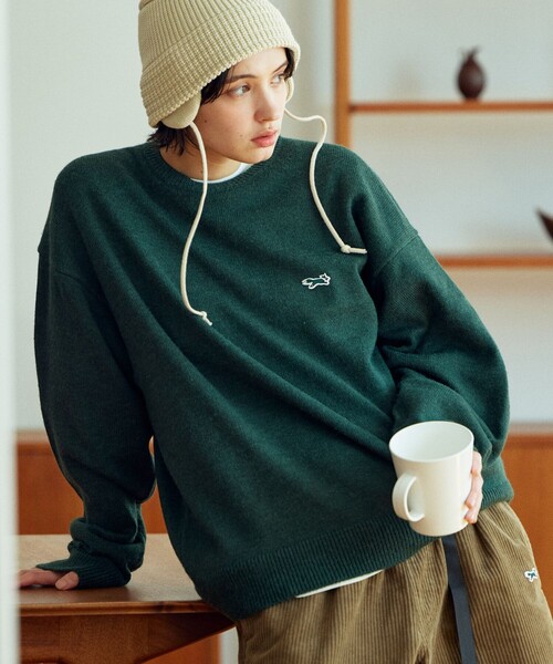 TOWNCRAFT（タウンクラフト）の「TOWN CRAFT/タウンクラフト 別注 リラックスフィット ワンポイントロゴ クルーネックニットプルオーバー/ロゴニット/ビックシルエット/アクリルニット（ニット/セーター・メンズ・ベージュ/ブラック/ホワイト/サックスブルー/オレンジ/グリーン/チャコール・MEDIUM/LARGE）」の11枚目の写真