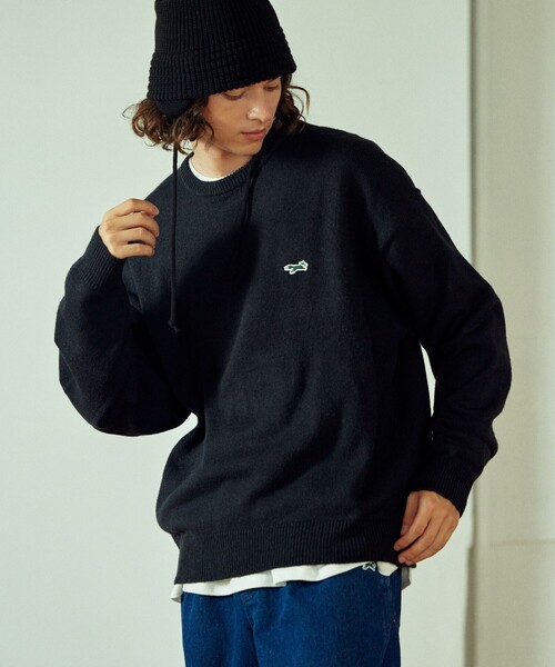 TOWNCRAFT（タウンクラフト）の「TOWN CRAFT/タウンクラフト 別注 リラックスフィット ワンポイントロゴ クルーネックニットプルオーバー/ロゴニット/ビックシルエット/アクリルニット（ニット/セーター・メンズ・ベージュ/ブラック/ホワイト/サックスブルー/オレンジ/グリーン/チャコール・MEDIUM/LARGE）」の17枚目の写真