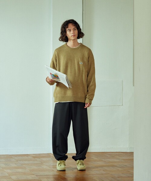 TOWNCRAFT（タウンクラフト）の「TOWN CRAFT/タウンクラフト 別注 リラックスフィット ワンポイントロゴ クルーネックニットプルオーバー/ロゴニット/ビックシルエット/アクリルニット（ニット/セーター・メンズ・ベージュ/ブラック/ホワイト/サックスブルー/オレンジ/グリーン/チャコール・MEDIUM/LARGE）」の13枚目の写真