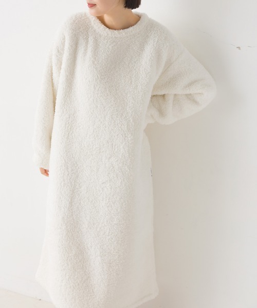 OMNES(オムネス)の「あったかふわシャギーワンピース長袖(ワンピース・レディース・チャコール/オフホワイト/ホワイト×ブルー/ピンク・FREE)」の5枚目の写真