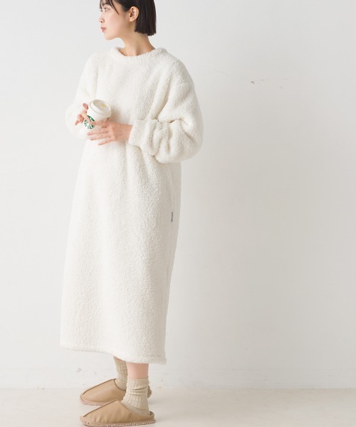 OMNES(オムネス)の「あったかふわシャギーワンピース長袖(ワンピース・レディース・チャコール/オフホワイト/ホワイト×ブルー/ピンク・FREE)」の8枚目の写真