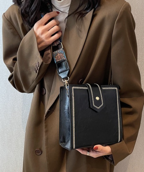 tolene(トレネ)の「チロリアンベルトフェイクレザーショルダーバッグ(ショルダーバッグ・レディース・ブラウン/ブラック・ONE SIZE)」の1枚目の写真
