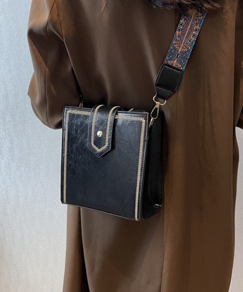 tolene(トレネ)の「チロリアンベルトフェイクレザーショルダーバッグ(ショルダーバッグ・レディース・ブラウン/ブラック・ONE SIZE)」の6枚目の写真