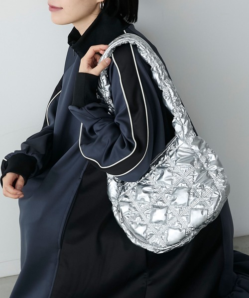 forksy.(フォルクシー)の「【forksy.】ピクシーキルティングショルダーバック(ショルダーバッグ・レディース・ブラック/アイボリー/シルバー/ライトイエロー・FREE)」の4枚目の写真
