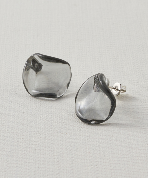 HARIO Lampwork Factory（ハリオランプワークファクトリー）の「【別注】【HARIO Lampwork Factory】ピアス フリル（ピアス（両耳用）・レディース・ブラウン/グレー/クリア・フリー）」の2枚目の写真