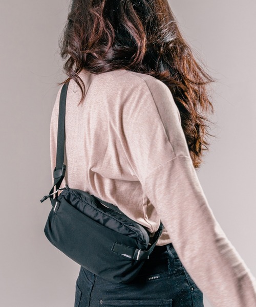 Matador(マタドール)の「Matador/マタドール ReFraction Packable Sling/リフラクションパッカブルスリング(ボディバッグ/ウエストポーチ・メンズ・ホワイト/ブルー/ブラック・FREE)」の19枚目の写真