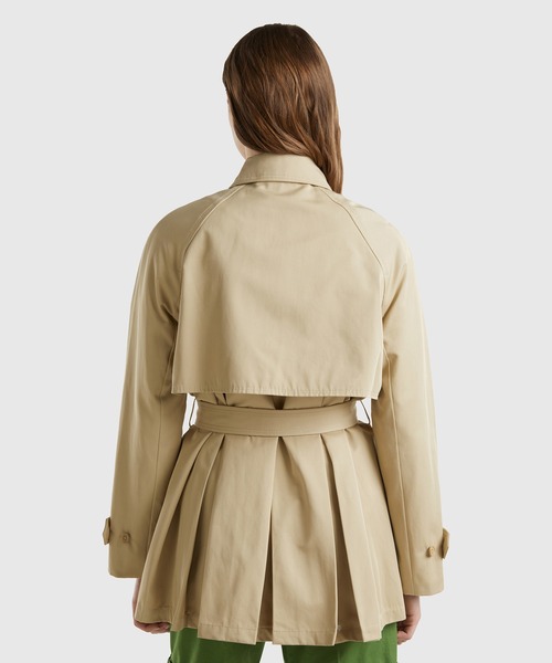 BENETTON (UNITED COLORS OF BENETTON)（ベネトンユナイテッドカラーズオブベネトン）の「ベルト付きショート丈トレンチコート（トレンチコート・レディース・ベージュ・XX-SMALL/X-SMALL/SMALL/MEDIUM）」の4枚目の写真