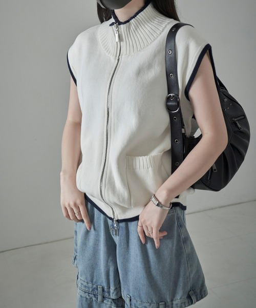 ANDGEEBEE(アンジービー)の「バックロゴジップベスト(ベスト・レディース・アイボリー/チャコールグレー・FREE)」の2枚目の写真