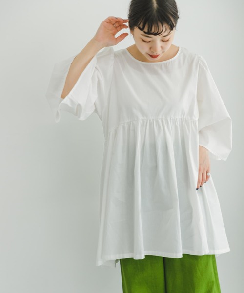 ITEMS URBANRESEARCH(アイテムズ アーバンリサーチ)の「ボリュームギャザーチュニック(シャツ/ブラウス・レディース・ホワイト/ブラック・FREE)」の1枚目の写真