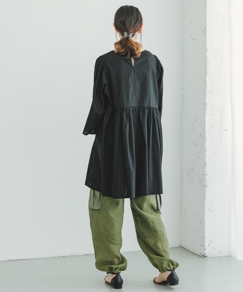 ITEMS URBANRESEARCH(アイテムズ アーバンリサーチ)の「ボリュームギャザーチュニック(シャツ/ブラウス・レディース・ホワイト/ブラック・FREE)」の7枚目の写真