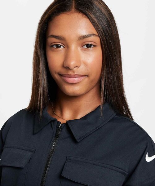 NIKE(ナイキ)の「ナイキ スポーツウェア ガールズジャケット / Nike Sportswear Girls' Jacket FZ5552-010 Black(ブルゾン・キッズ・ブラック・130/140/150/160/170)」の3枚目の写真