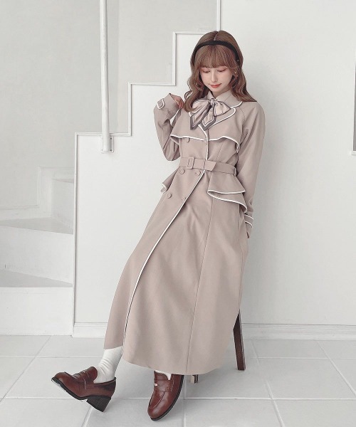 an another angelus（アンアナザーアンジェラス）の「パイピング使いトレンチコート/fint　フィント（トレンチコート・レディース・アイボリー/ライトベージュ/ピンクベージュ・FREE）」の3枚目の写真