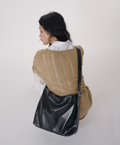 MUHET(ミュエータ)の「synthetic leather shoulder bag / ポーチ付き合皮ショルダーバッグ(ショルダーバッグ・レディース・ブラック/ブラウン・FREE)」の4枚目の写真