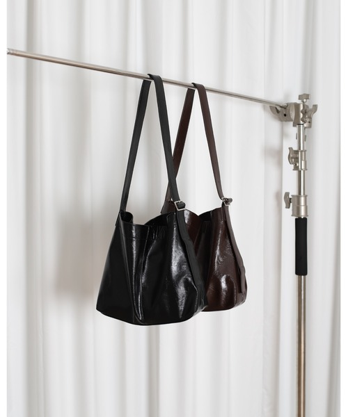 MUHET(ミュエータ)の「synthetic leather shoulder bag / ポーチ付き合皮ショルダーバッグ(ショルダーバッグ・レディース・ブラック/ブラウン・FREE)」の3枚目の写真