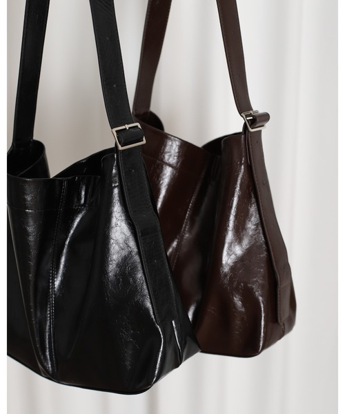 MUHET(ミュエータ)の「synthetic leather shoulder bag / ポーチ付き合皮ショルダーバッグ(ショルダーバッグ・レディース・ブラック/ブラウン・FREE)」の8枚目の写真