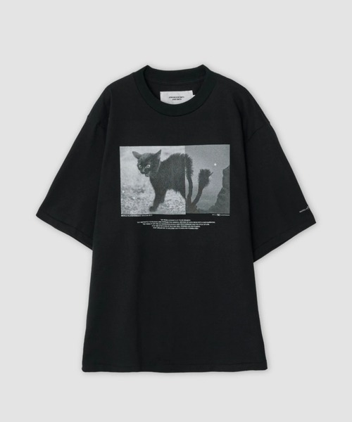 JOHN MASON SMITH(ジョンメイソンスミス)の「JOHN MASON SMITH NICOLA KLOOSTERMAN NINE LIVES S/S T-SHIRT (25SCT-#618S)(Tシャツ/カットソー・メンズ・ブラック・MEDIUM/LARGE)」の1枚目の写真