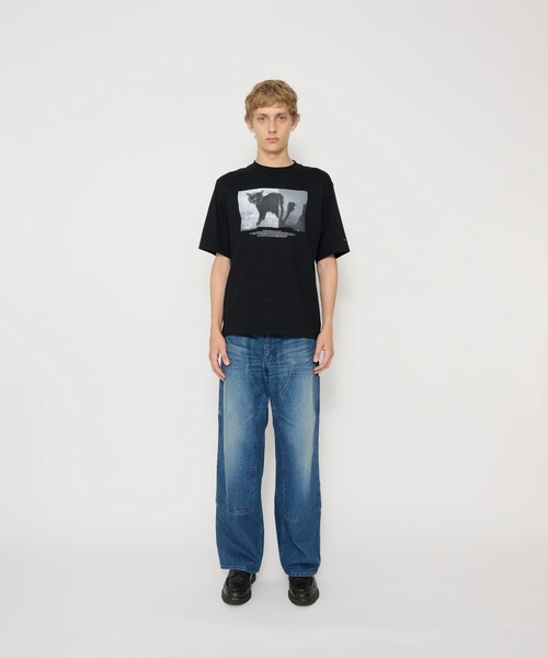 JOHN MASON SMITH(ジョンメイソンスミス)の「JOHN MASON SMITH NICOLA KLOOSTERMAN NINE LIVES S/S T-SHIRT (25SCT-#618S)(Tシャツ/カットソー・メンズ・ブラック・MEDIUM/LARGE)」の2枚目の写真