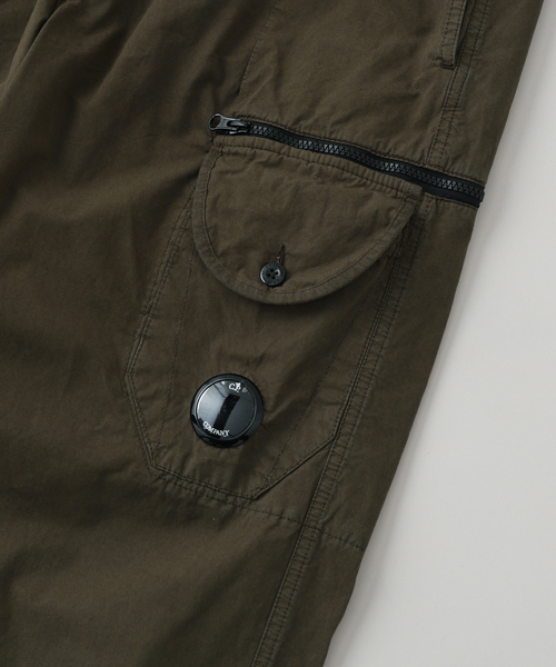 C.P. COMPANY(シーピーカンパニー)の「【C.P. Company / シーピーカンパニー】MICROREPS BOXY CARGO LENS PANTS(カーゴパンツ・メンズ・ブラック/グリーン・44/46/48)」の6枚目の写真