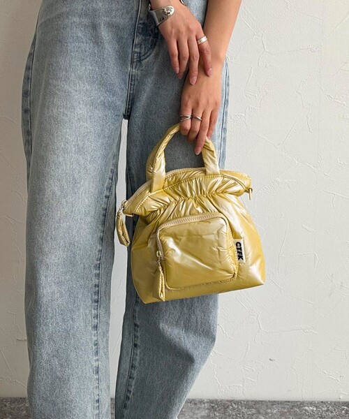 Casselini(キャセリーニ)の「【CASSELINI/キャセリーニ】シャイニークロスポケットバッグ(ショルダーバッグ・レディース・イエロー/ブラック・FREE)」の4枚目の写真