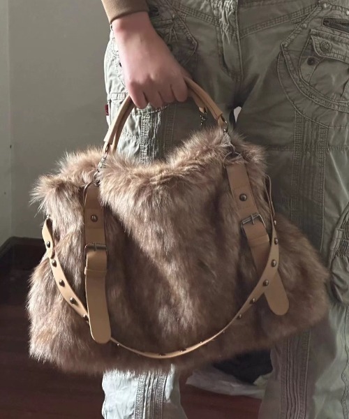 UP START（アップスタート）の「【LAMPOON】フェイクファー２WAYバッグ（ショルダーバッグ・レディース・ブラウン・FREE）」の2枚目の写真