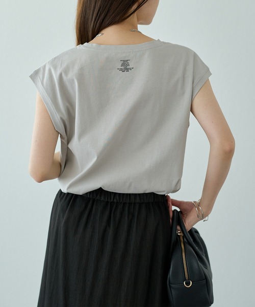 PUAL CE CIN（ピュアルセシン）の「汗シミ防止ワンポイントロゴフレンチスリーブTシャツ（Tシャツ/カットソー・レディース・ブラック/グレイッシュベージュ/オフホワイト/ブラック系その他・FREE）」の4枚目の写真