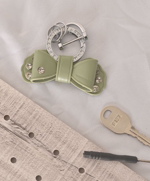 TONE SELECT GOODS（トーンセレクトグッズ）の「【float】リボン シルバーリング ラインストーン キーリング/キーケース【6色展開】（キーケース/キーアクセサリー・レディース・モスグリーン/ブルーグレー/オフホワイト/レッド/ブラック/ライトピンク・FREE）」の4枚目の写真