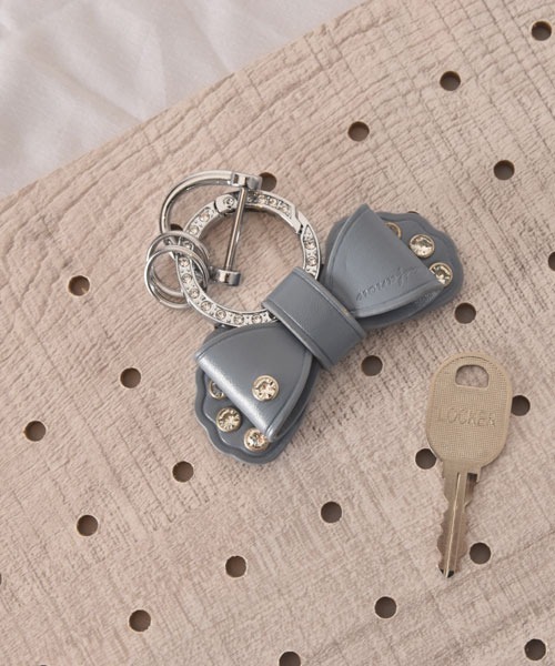 TONE SELECT GOODS（トーンセレクトグッズ）の「【float】リボン シルバーリング ラインストーン キーリング/キーケース【6色展開】（キーケース/キーアクセサリー・レディース・モスグリーン/ブルーグレー/オフホワイト/レッド/ブラック/ライトピンク・FREE）」の3枚目の写真