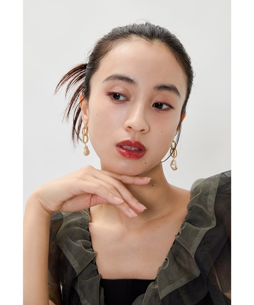 niana(ニアナ)の「フープチェーンイヤリング 両耳 パール ロング ゴールド シルバー 結婚式 二次会 同窓会 成人式 パーティー お呼ばれ オケージョン フォーマル(イヤリング・レディース・ゴールド/シルバー・FREE)」の4枚目の写真