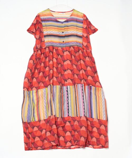 sandy（サンディー）の「Vネックフレンチスリーブギャザーワンピース（ワンピース・レディース・グリーン/レッド・FREE）」の2枚目の写真