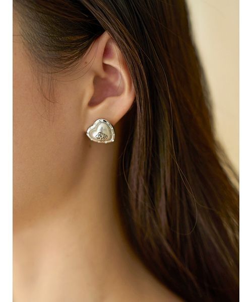 SNIDEL（スナイデル）の「プランプハートイヤリング（イヤリング・レディース・レッド/シルバー/ブラック・F）」の9枚目の写真