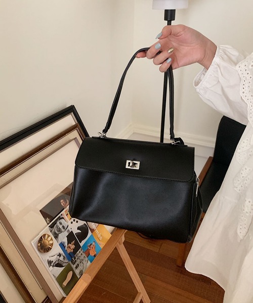 VIBGYOR（ヴィブジョー）の「urbanfemine./レトロデザインショルダーバッグ U7527（ショルダーバッグ・レディース・ブラック・FREE）」の2枚目の写真