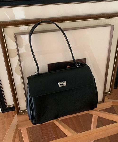 VIBGYOR（ヴィブジョー）の「urbanfemine./レトロデザインショルダーバッグ U7527（ショルダーバッグ・レディース・ブラック・FREE）」の4枚目の写真