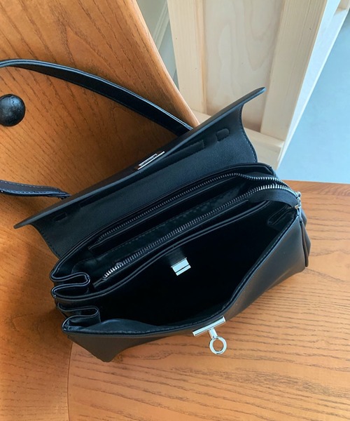 VIBGYOR（ヴィブジョー）の「urbanfemine./レトロデザインショルダーバッグ U7527（ショルダーバッグ・レディース・ブラック・FREE）」の5枚目の写真