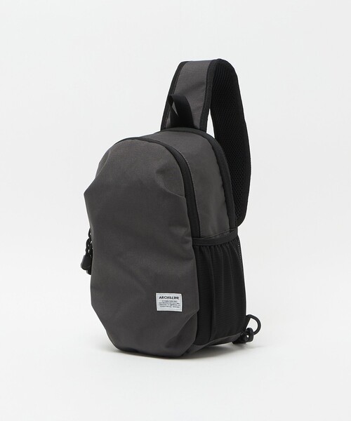 green label relaxing(グリーンレーベルリラクシング)の「<ARCH&LINE>COMPACT DAY BAG(6L) / キッズ(ショルダーバッグ・キッズ・ブラック/ダークグレー・FREE)」の5枚目の写真