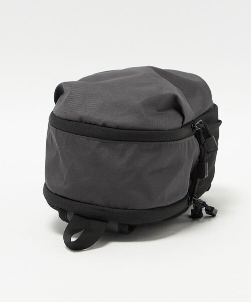green label relaxing(グリーンレーベルリラクシング)の「<ARCH&LINE>COMPACT DAY BAG(6L) / キッズ(ショルダーバッグ・キッズ・ブラック/ダークグレー・FREE)」の7枚目の写真