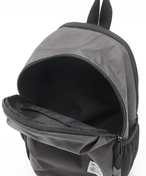 green label relaxing(グリーンレーベルリラクシング)の「<ARCH&LINE>COMPACT DAY BAG(6L) / キッズ(ショルダーバッグ・キッズ・ブラック/ダークグレー・FREE)」の9枚目の写真
