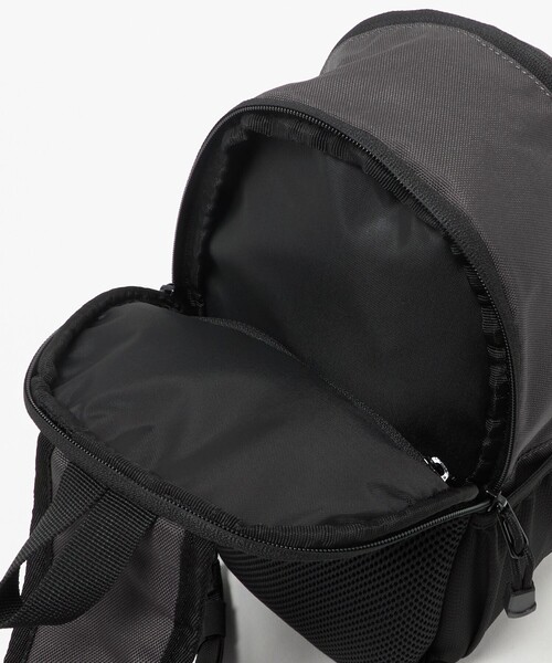 green label relaxing(グリーンレーベルリラクシング)の「<ARCH&LINE>COMPACT DAY BAG(6L) / キッズ(ショルダーバッグ・キッズ・ブラック/ダークグレー・FREE)」の10枚目の写真