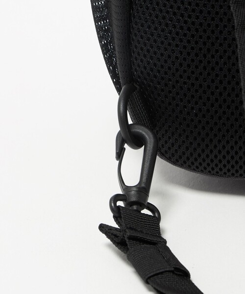 green label relaxing(グリーンレーベルリラクシング)の「<ARCH&LINE>COMPACT DAY BAG(6L) / キッズ(ショルダーバッグ・キッズ・ブラック/ダークグレー・FREE)」の12枚目の写真