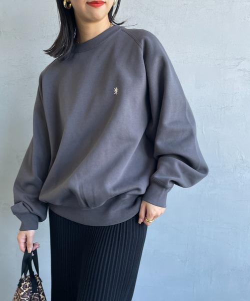 GYMPHLEX（ジムフレックス）の「[GYMPHLEX/ジムフレックス] スイングスリーブ ワンポイントロゴ刺繍 クルーネックスウェット（スウェット・レディース・アイボリー/ライトグレー/チャコールグレー/ブルー/ダークグリーン・M/L）」の2枚目の写真