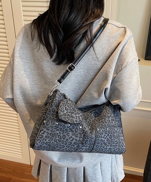 florist(フローリスト)の「【ハートチャーム付・2WAY】フェイクレザースタッズポケットショルダーバッグ(ショルダーバッグ・レディース・レオパード/レモンイエロー/ブラック/ホワイト・FREE)」の1枚目の写真